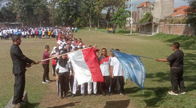 
					Ribuan Peserta Ikuti Gerak Jalan Santai SMKN 2 Tasikmalaya dalam Peringatan HUT RI ke-79