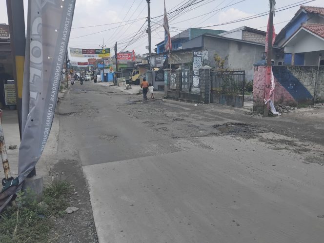 
					Hampir Satu Kilometer Jalan di Cibungbulang Rusak Parah, Warga Minta Segera Diperbaiki