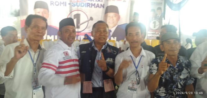 
					Ribuan Simpatisan Tim Relawan  Pemenangan Romi Haryanto – Sudirman Penuhi Alun-Alun Kuala Tungkal