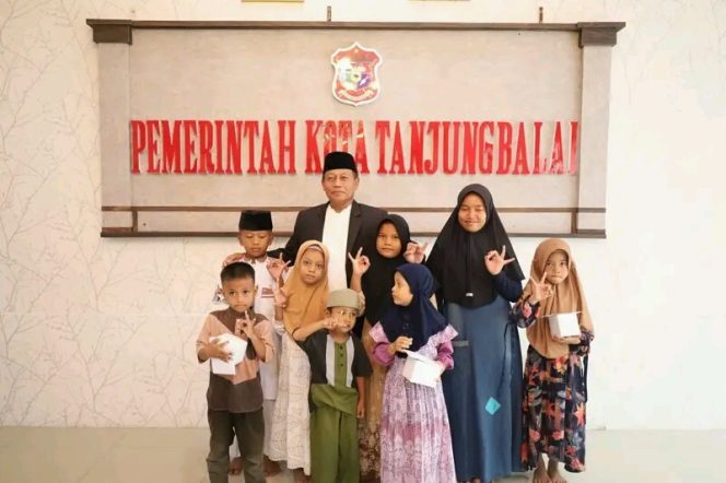 
					Walikota Tanjungbalai Waris Tholib Santuni Anak Yatim