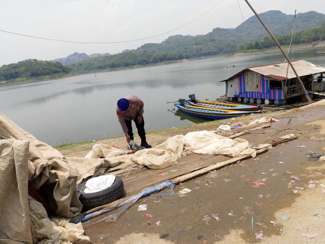 
					Peduli Lingkungan, Satpolairud Polres Purwakarta Terus Lakukan Aksi Bersih-Bersih di Waduk Jatiluhur