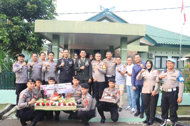 
					Kapolres Bogor Berikan Kejutan ke Dandim 0621 pada HUT TNI ke-79