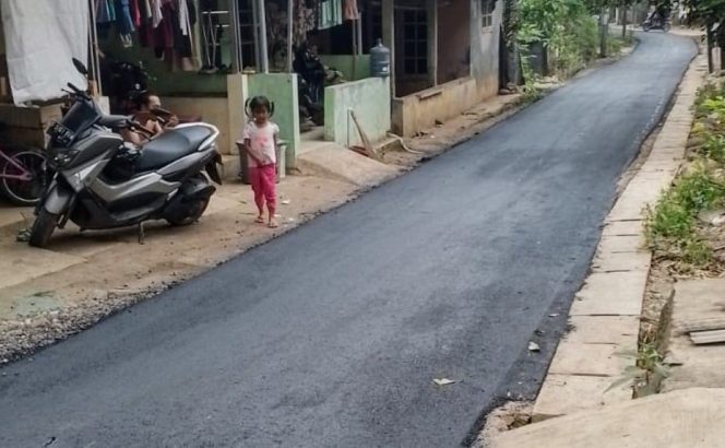 
					Penuhi Aspirasi Warga, Pemdes Cileungsi Kidul Realisasikan Pengaspalan Jalan dan Pembangunan Drainase di RW 001