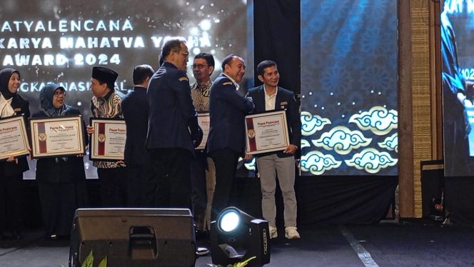 
					Rakernas Karang Taruna se-Indonesia, Ujang Rohman Raih Penghargaan AKMY Award Nasional