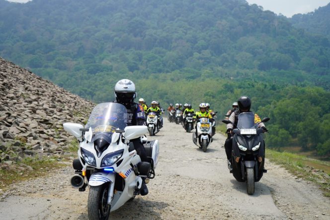
					Kapolres Purwakarta AKBP Lilik Ardiansyah Kunjungi Polsek Sukasari dengan Motor