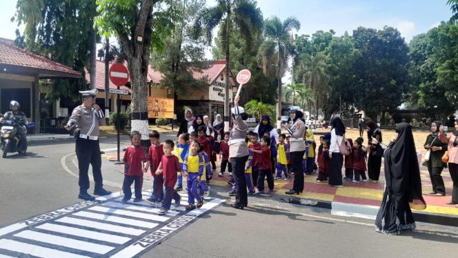 
					Satlantas Polres Purwakarta Berikan Edukasi Etika Berlalu Lintas Sejak Usia Dini