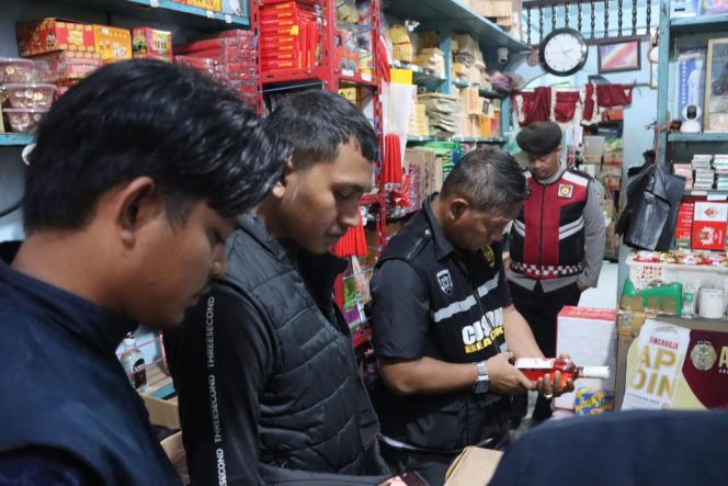 
					Razia Gabungan Polres Tanjab Barat dan Bea Cukai, Sita Ratusan Botol Miras