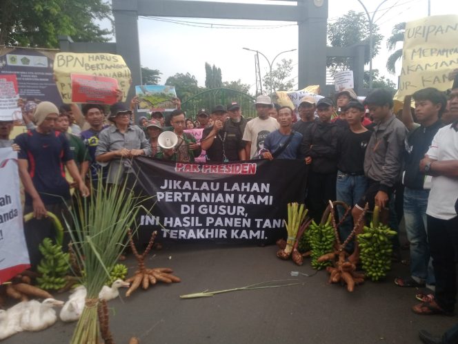 
					Lahan Garapan Dikuasai Pengembang, Ratusan Warga Desa Iwul Geruduk Kantor Bupati dan DPRD Bogor