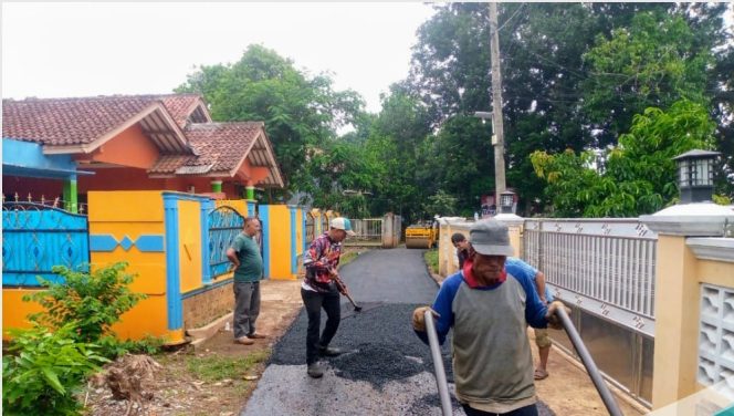 
					Pemdes Gandoang Perbaiki Jalan Desa dengan Hotmix untuk Tingkatkan Akses dan Ekonomi Warga