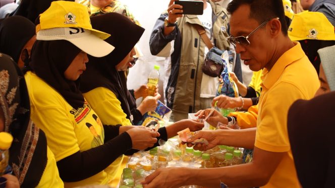 
					Ada Senam Pagi dan Bazar Sembako Murah Di Cibungbulang Bogor, Jaro Ade: Ini Solusi Atas Keluhan Masyarakat Soal Sembako