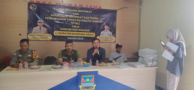 
					Pemdes Mekarjaya Serahkan 400 Sertifikat Tanah PTSL Tahap Keempat