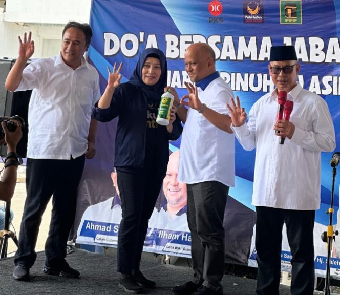 
					Pimpinan PT. Tatanan Alam Segar Bersama Cagub Ilham Habibie Bagikan Pupuk Organik Cair Gratis di Lembang