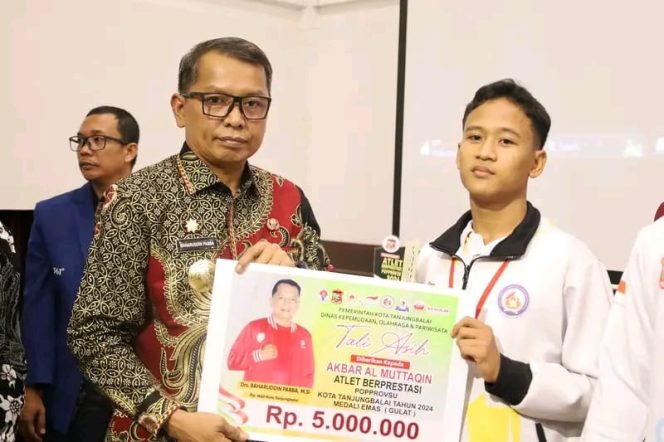 
					Pjs Wali Kota Tanjungbalai Apresiasi Atlet Berprestasi di Penganugerahan 2024