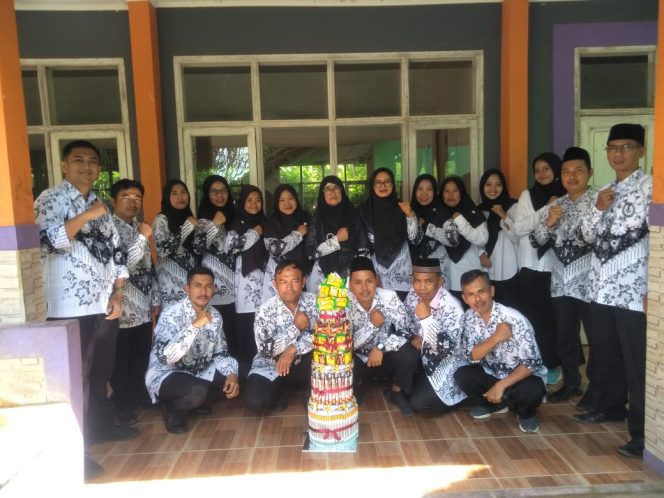 
					Peringatan Hari Guru Nasional di SMPN 1 Ciracap Jadi Ajang Silaturahmi