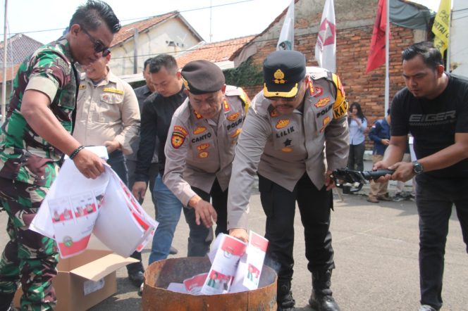 
					Kapolres Purwakarta Hadiri Pemusnahan Surat Suara Rusak untuk Pilkada 2024