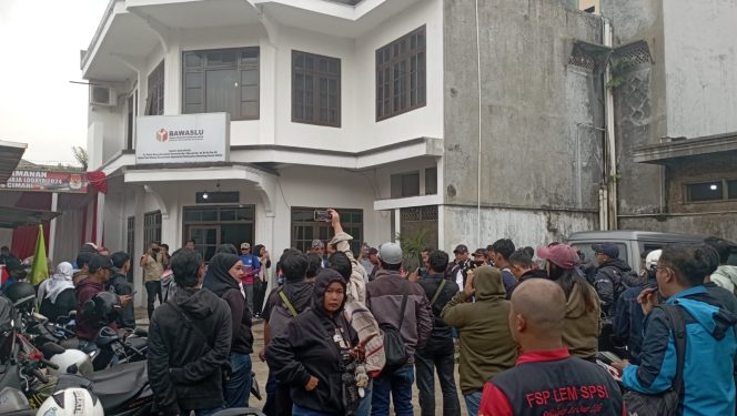 
					Pilkada Bandung Barat Darurat Money Politics, Koalisi Serikat Pekerja Laporkan Paslon Nomor 2 ke Bawaslu