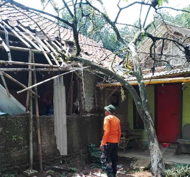 
					Diterjang Angin Kencang, 8 Rumah Warga Di Parungpanjang Bogor Rusak