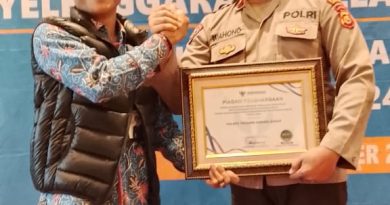 Polres Tanjab Barat Terima Piagam Penghargaan Juara 1 Penganugrahan Predikat Penilaian Kepatuhan Penyelenggaraan Pelayanan Publik 2024 dari Ombudsman RI