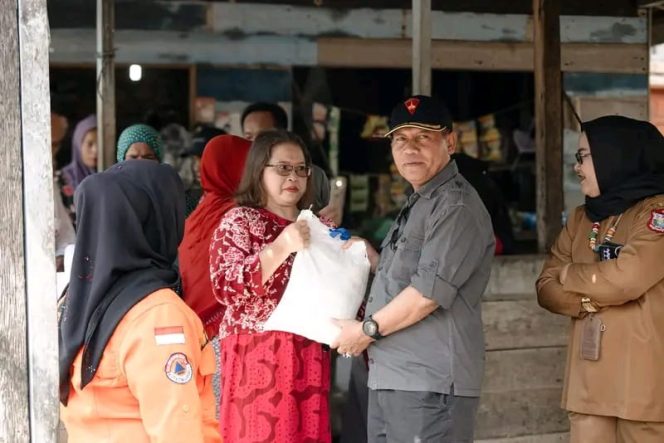 
					Wali Kota Tanjungbalai Tinjau dan Salurkan Bantuan Kepada Korban Banjir di Datuk Bandar