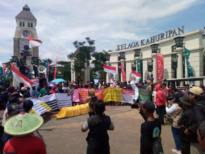 
					Ratusan Warga Demo Damai di Depan Perumahan Kahuripan, Tuntut Penyelesaian Konflik Lahan
