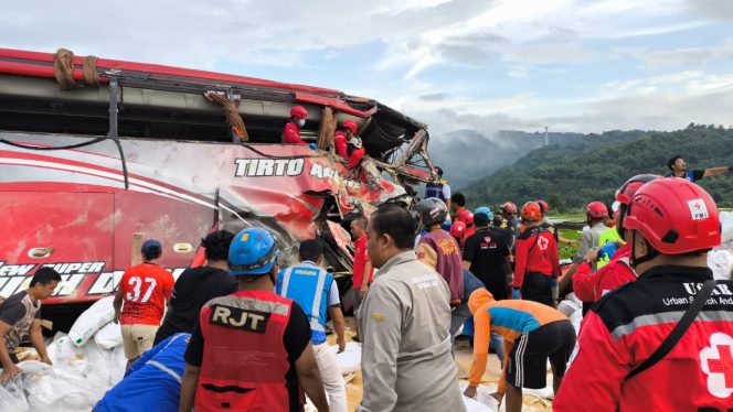 
					Bus Pariwisata SMP IT Darul Qur’an Mulia Bogor Tabrak Truk Mundur di Tol Malang, Beberapa Pelajar Luka-Luka