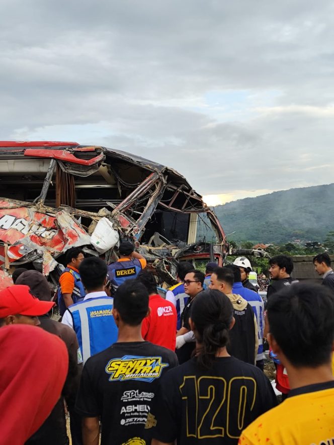 
					Pemcam dan Puskesmas Gunungsindur Koordinasi Tangani Musibah Laka Lantas Santriwati SMPIT DQM di Malang