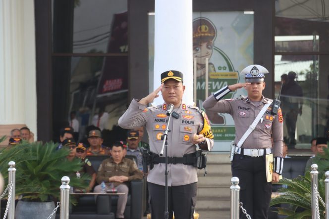 
					Kapolres Tanjab Barat Pimpin Apel Gelar Pasukan Ops Lilin 2024, Pastikan Nataru Aman Kondusif