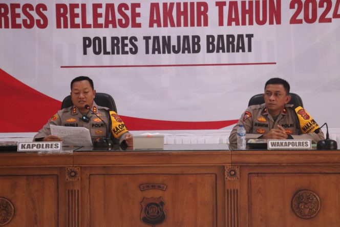 
					Kapolres Tanjab Barat Laksanakan Press Release Pencapaian Akhir Tahun 2024 dan Pengamanan Nataru