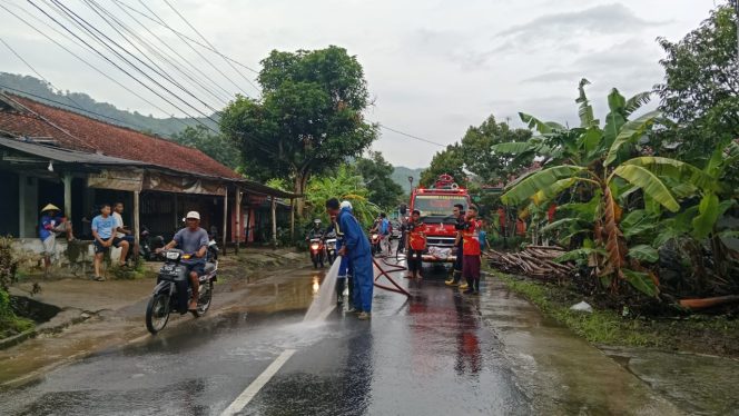 
					Relawan Gabungan Lakukan Pembersihan Material Lumpur Sisa Banjir di Jalan Raya Kertahayu – Pamarican Kabupaten Ciamis