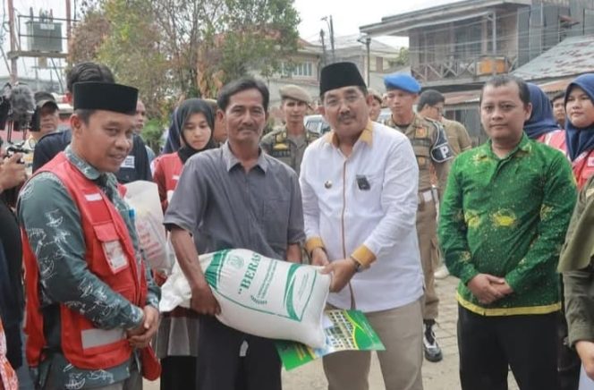 
					Bupati Anwar Sadat Berikan Bantuan Kepada Korban Kebakaran di Jalan Harapan Kuala Tungkal