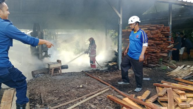 Terjadinya Kebakaran Pabrik Pengolahan Kayu Di Pamarican Ciamis