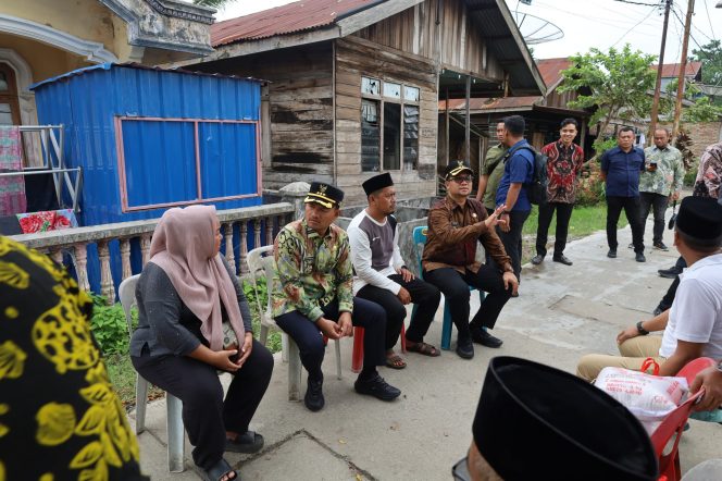 
					Kunjungi Korban Kebakaran, Wali Kota dan Wakil Wali Kota Kembali Sampaikan Duka dan Salurkan Bantuan Warga Korban Kebakaran di Lingkungan II Kelurahan Kapias Pulau Buaya