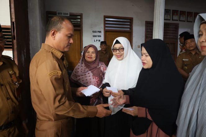 
					Pemko Tanjungbalai Serahkan 1.891 Bansos Kepada Guru Mengaji, Petugas Bilal Mayit, Petugas Penggali dan Kebersihan Kuburan, Guru RA, Guru MDTA dan Guru Sekolah Minggu