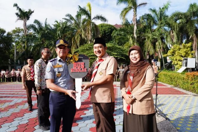 
					Wakil Walikota Depok, Serahkan Secara Simbolis,  Bus Sekolah, Hibah dari Ditjen Perhubungan Kepada Kepala Dinas Perhubungan Kota Depok
