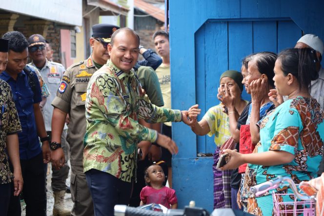 
					Wali Kota dan Wakil Wali Kota Tanjungbalai  Kunjungi dan Berikan Bantuan kepada Korban Kebakaran di Lingkungan II, Kelurahan Keramat Kubah