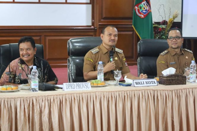 
					Wali Kota dan Wakil Wali Kota Tanjungbalai Terima Kunker Banggar DPRD Sumut Bahas DBH dan BKP