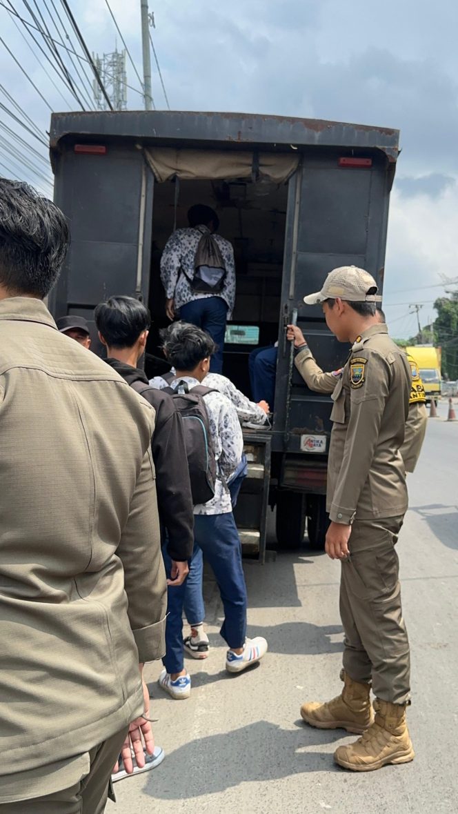 
					Bolos Saat Jam Sekolah, Belasan Pelajar  Diamankan Satpol PP Bandung Barat
