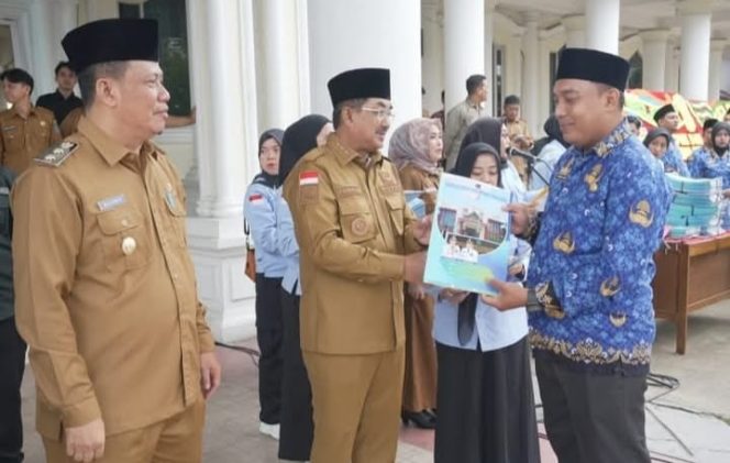 
					Bupati Anwar Sadat Serahkan SK 622 ASN Baru di Tanjab Barat