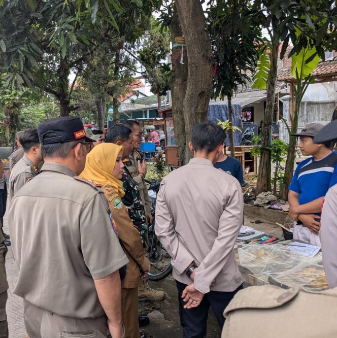 
					Satpol PP Bandung Barat Tertibkan PKL dan Bangunan Liar di Atas Drainase dan Bahu Jalan