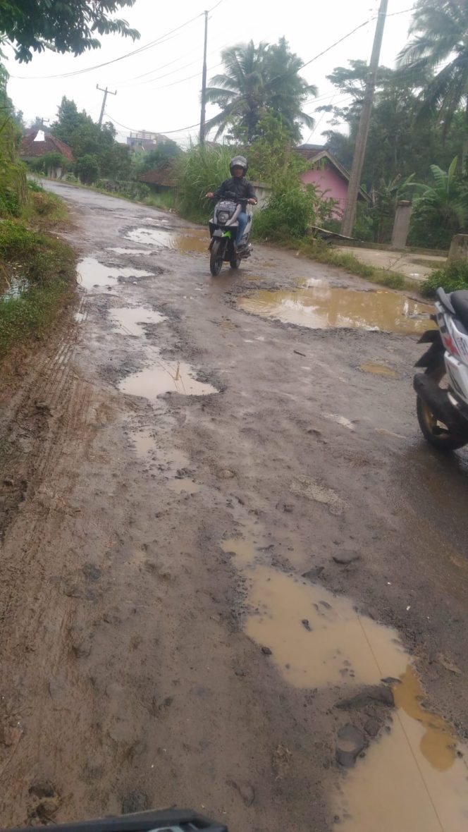 
					Jalan Poros Lintas 5 Desa di KBB Rusak Parah Sejak 2018, Belum Tersentuh Perbaikan