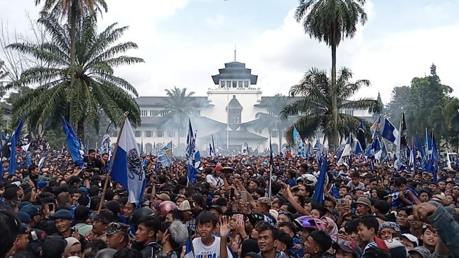 
					Lautan Bobotoh Padati Kota Bandung, Konvoi Kemenangan Persib Liga 1 Musim 2024/2025 Bikin Kota Membiru