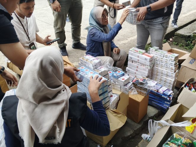 
					Satpol PP Bandung Barat Gelar Razia Khusus Rokok Ilegal, Kerugian Negara Capai Rp 150 Juta                      