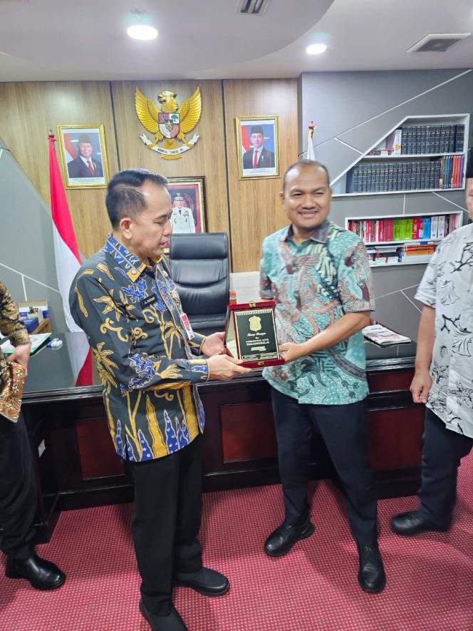 
					Wali Kota Tanjungbalai Bertemu Dirjen Keuangan Daerah Kemendagri Bahas Program Kopdes Merah Putih