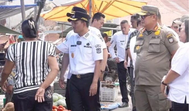 
					Wali Kota dan Wakil Wali Kota Tanjungbalai Monitoring Aktivitas Pedagang dan Pembeli di Pasar Veteran
