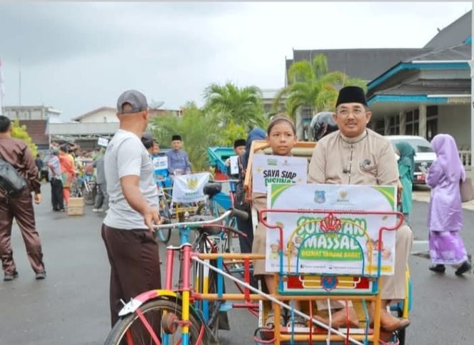 
					Bupati dan Ketua TP-PKK Tanjab Barat Iringi Anak Sunatan Massal Naik Becak