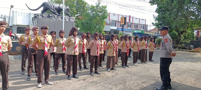 
					Latihan Dan Pembinaan Pramuka Saka Bhayangkara Di Halaman Mapolsek Banjarsari Ciamis