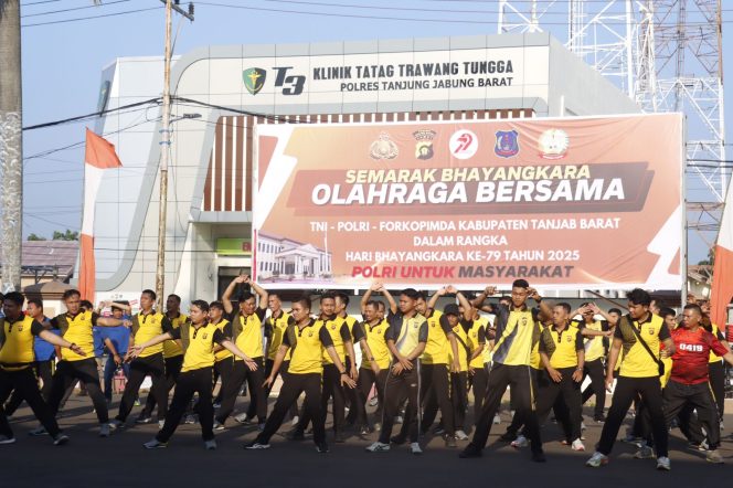 
					Menyambut HUT Bayangkara Ke 79 2025 Polres Tanjab Barat Gelar Olahraga Jalan Santai dan Senam
