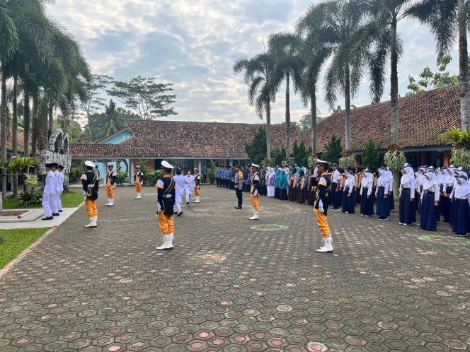 
					Peringatan Hari Lahir Pancasila Di Laksanakan Di Halaman SMPN 4 Kecamatan Pamarican Kabupaten Ciamis