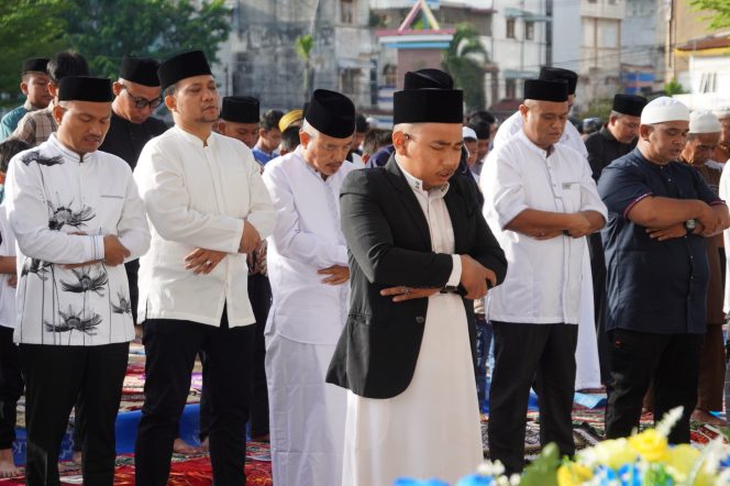 
					Wali Kota dan Wakil Wali Kota Tanjungbalai Sholat Idul Adha 2025 Bersama Ribuan Masyarakat di Alun Alun Sultan Abdul Jalil Rahmadsyah