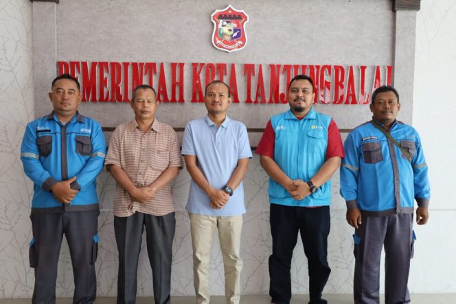
					Wali Kota Tanjungbalai Bahas Peningkatan Pelayanan Listrik dan Lampu Jalan Bersama Manager PT PLN Persero